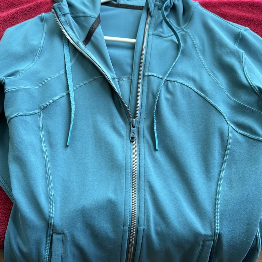 EUC- Lululemon Define hooded jacket. Teal. Size 8. - Picture 10 of 10
